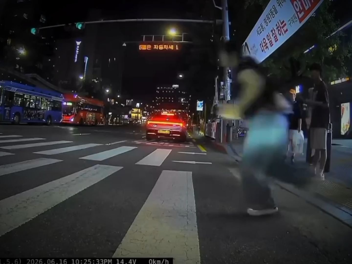 Abaikan Lampu Merah Demi Kejar Bus, Insiden Jaywalking di Hongdae Picu Diskusi Publik