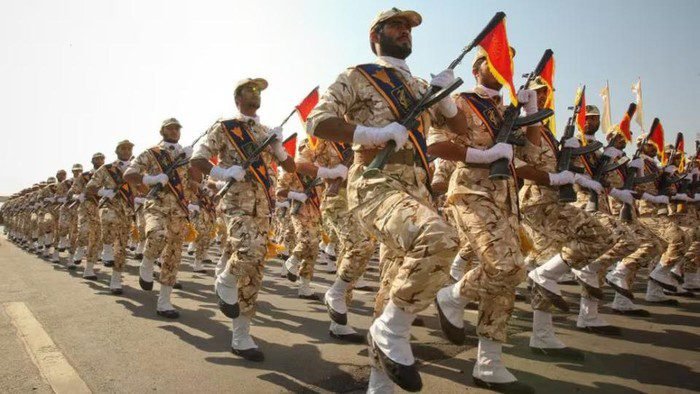 personel garda revolusi iran saat mengikut parade militer di teheran 169